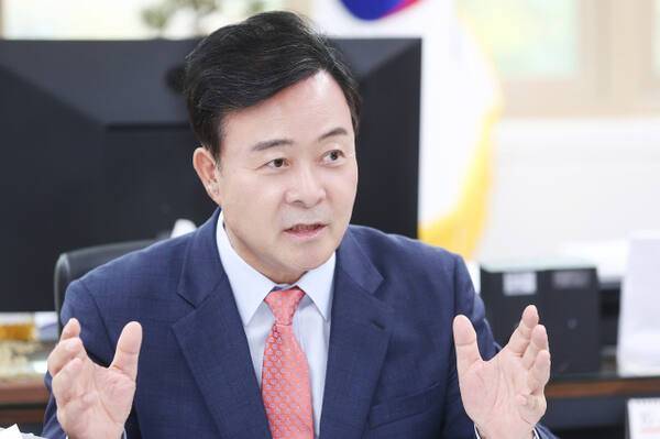 김성제 의왕시장이 을사년 새해 인터뷰에서 교육·복지·문화예술·일자리 등 주요 역점사업을 설명하고 있다. 의왕시 제공