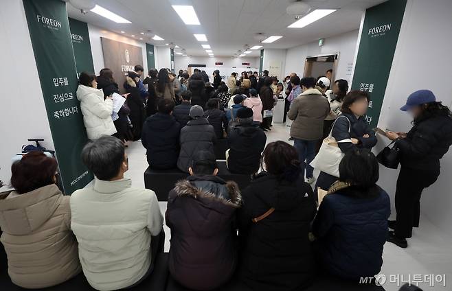 (서울=뉴스1) 황기선 기자 = 27일 둔촌주공 아파트를 재건축한 올림픽파크포레온 아파트 입주가 시작됐다.  이날부터 내년 3월 말까지 순차적으로 입주가 진행된며 총 1만2032세대가 입주 대상이다.   사진은 이날 서울 강동구 올림픽파크포레온 입주지원센터에서 주민들이 안내를 기다리는 모습. 2024.11.27/뉴스1  Copyright (C) 뉴스1. All rights reserved. 무단 전재 및 재배포,  AI학습 이용 금지. /사진=(서울=뉴스1) 황기선 기자