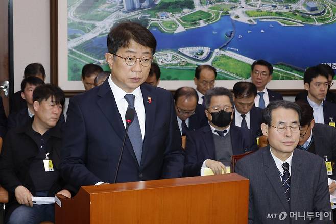 (서울=뉴스1) 안은나 기자 = 박상우 국토교통부 장관이 14일 서울 여의도 국회에서 열린 국토교통위원회 전체회의에 출석해 12·29 여객기 참사 관련 현안보고를 하고 있다. 2025.1.14/뉴스1  Copyright (C) 뉴스1. All rights reserved. 무단 전재 및 재배포,  AI학습 이용 금지. /사진=(서울=뉴스1) 안은나 기자