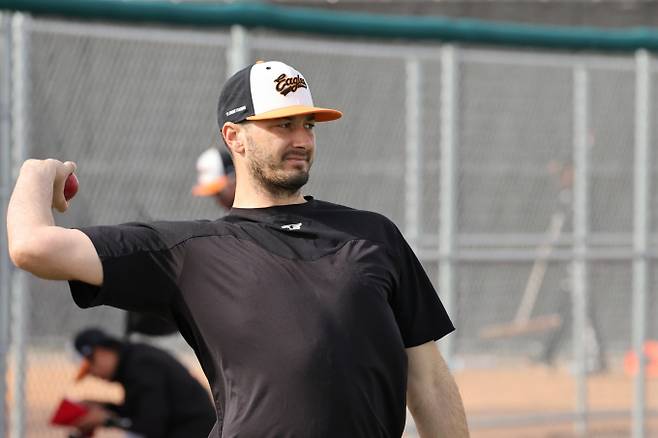 한화 이글스 최악의 외국인 투수 중 한명인 버치 스미스가 재취업에 성공했다. 사진은 2022년 2월18일 한화 스프링캠프에 참여한 버치 스미스의 모습. /사진=뉴스1