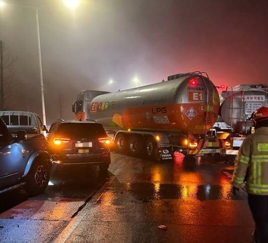 자유로 44대 연쇄 추돌 사고 현장. 경기도북부소방재난본부 제공