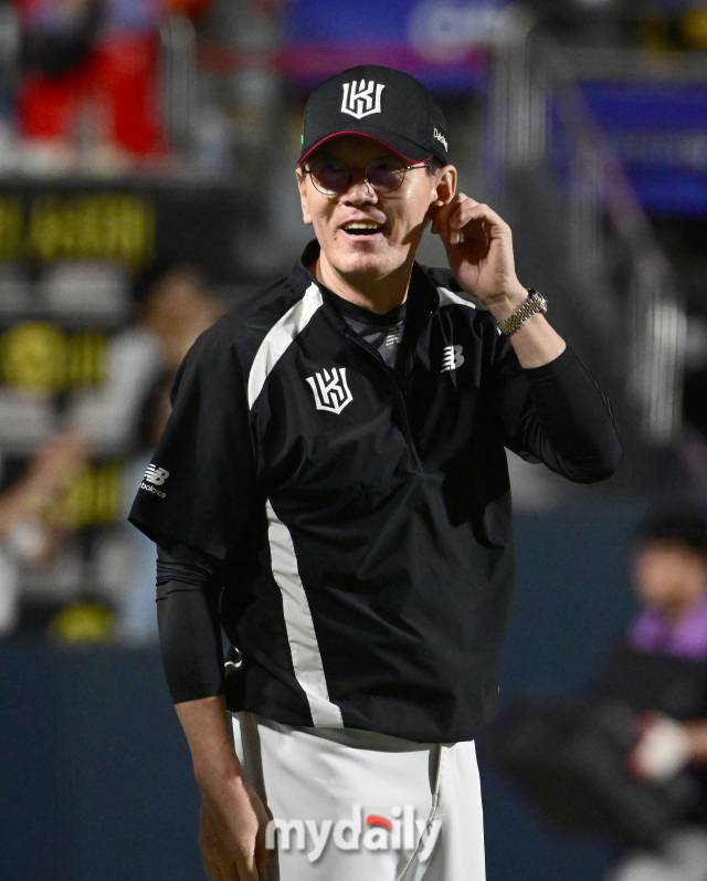 2024년 9월 27일 경기도 수원KT위즈파크에서 '2024 신한 SOL Bank KBO리그, 키움 히어로즈와 KT 위즈의 경기가 열렸다. KT 이강철 감독이 8-7로 승리한 뒤 기뻐하고 있다./마이데일리