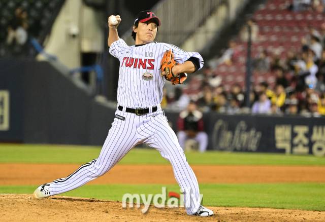 2024년 4월 4일 오후 서울 잠실야구장에서 '2024 신한 SOL Bank KBO리그' NC 다이노스와 LG 트윈스의 경기가 열렸다. LG 최동환이 5회초 투구하고 있다./마이데일리