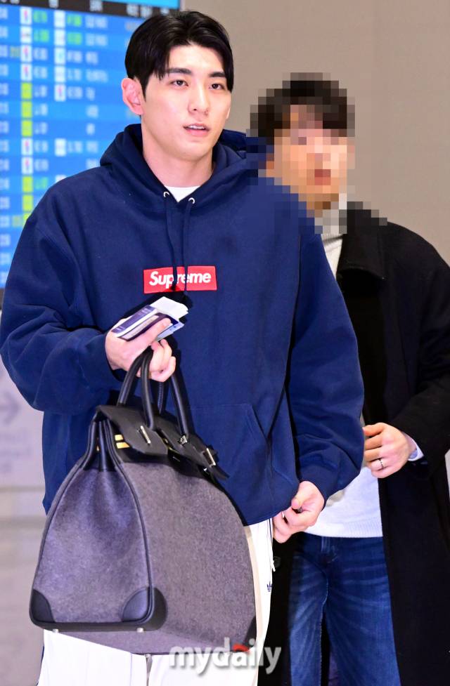 샌프란시스코 이정후가 메이저리그 두 번째 시즌 준비를 위해 13일 오후 인천국제공항을 통해 미국으로 출국하고 있다./인천공항=곽경훈 기자