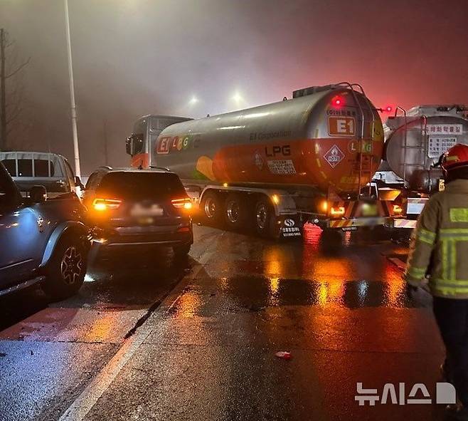 [고양=뉴시스] 자유로 다중 추돌사고 현장. (사진=경기도북부소방재난본부 제공) 2025.01.14 photo@newsis.com