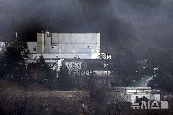 [서울=뉴시스] 최동준 기자 = 2차 체포영장 집행을 앞둔 14일 서울 용산구 한남동 대통령 관저에 적막감이 흐르고 있다. 2025.01.14. photocdj@newsis.com