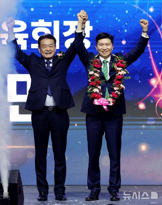 [서울=뉴시스] 김진아 기자 = 제42대 대한체육회장으로 당선된 유승민이 14일 서울 송파구 올림픽공원 올림픽홀에서 열린 제42대 대한체육회장선거에서 김대년 선거운영위원회 위원장과 기념촬영을 하고 있다. 2025.01.14. bluesoda@newsis.com
