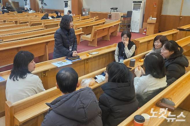 캠프 참가자들이 조별 모임을 갖고 있다.