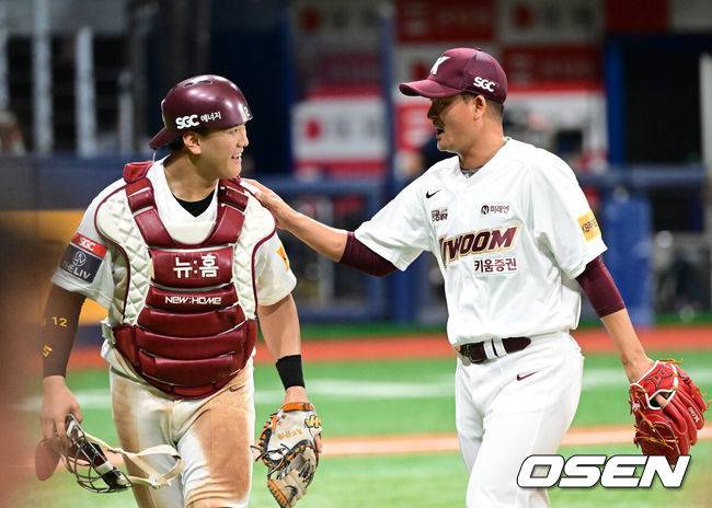 [OSEN=고척, 김성락 기자] 17일 오후 서울 고척스카이돔에서 ‘2024 신한은행 SOL Bank KBO리그’ 키움 히어로즈와 KT 위즈의 경기가 열렸다. 7회초 종료 후 키움 투수 원종현, 포수 김건희가 기쁨을 나누고 있다. 2024.09.17 / ksl0919@osen.co.kr