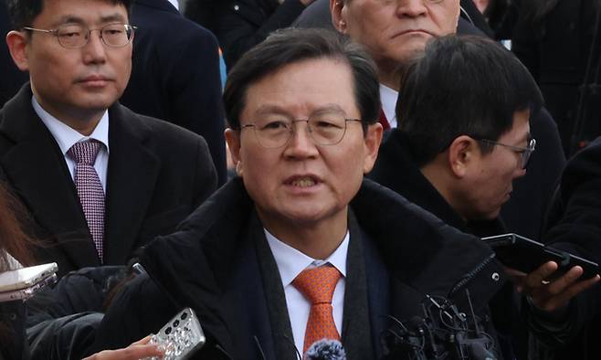 14일 윤석열 대통령의 법률대리인인 윤갑근(가운데), 배보윤 변호사가 윤 대통령의 탄핵심판 첫 변론기일을 마치고 서울 종로구 헌법재판소 심판정을 나서면서 취재진 질문에 답변하고 있다. 공동취재사진