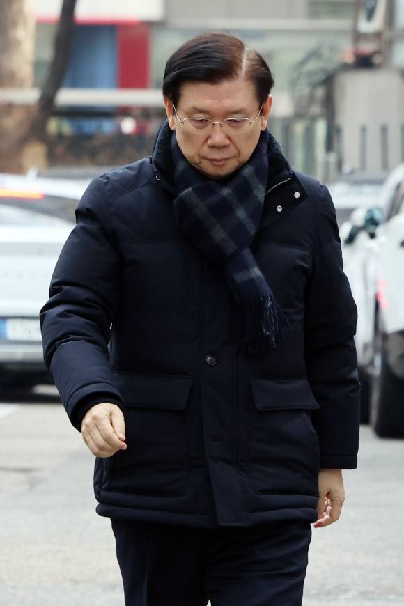 박종준 전 경호처장, 3차 경찰 조사 - 윤석열 대통령 체포 저지를 주도한 박종준 전 대통령 경호처장이 13일 오전 서울 서대문구 경찰청 국가수사본부로 경찰 조사를 위해 출석하고 있다.  연합뉴스