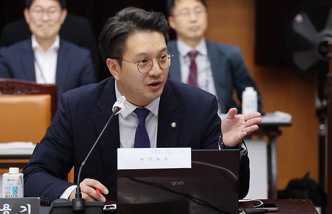 2024년 10월14일 전북특별자치도청에서 열린 국회 국토교통위원회의 전북도 대상 국정감사에서 전용기 더불어민주당 의원이 질의하고 있다. ⓒ연합뉴스