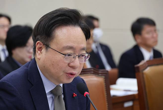 14일 오전 서울 여의도 국회에서 열린 보건복지위원회 전체회의에서&nbsp;조규홍&nbsp;보건복지부 장관이 의원 질의에 답하고 있다. ⓒ연합뉴스