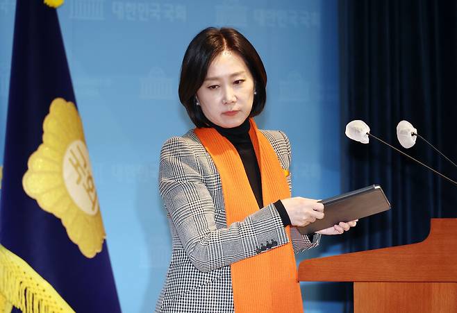 허은아 개혁신당 대표가 지난 12일 오전 서울 여의도 국회 소통관에서 당 내 현안 관련 기자회견을 마치고 밖으로 나서고 있다. ⓒ연합뉴스
