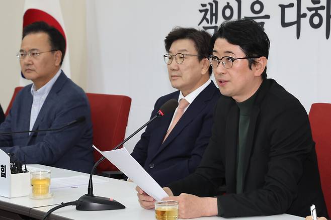 주진우 국민의힘 법률자문위원장(오른쪽)이 14일 서울 여의도 국회에서 '비상계엄 특검법'(가칭) 발의와 관련해 법안을 설명하고 있다. ⓒ연합뉴스