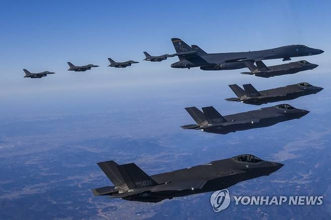 북한 ICBM 맞대응 한미 연합공중훈련 2023년 2월19일 한국과 미국이 한반도 상공에서 북한의 ICBM 발사에 대응해 미국 전략자산을 동원한 연합공중훈련을 하고 있다. 이날 훈련은 한국 공군 F-35A와 F-15K 전투기 및 미 공군 F-16이 한국방공식별구역(KADIZ·카디즈)으로 진입하는 미국 B-1B 전략폭격기를 호위하면서 연합 편대비행을 실시하는 방식으로 진행됐다.
[합동참모본부 제공]