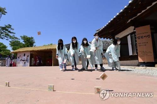 즐거운 비석치기 (남원=연합뉴스) 전북 남원시에서 열린 제92회 춘향제에서 관광객들이 전통 놀이인 비석치기를 하고 있다. 2022.5.5 [남원시 제공. 재판매 및 DB금지] jaya@yna.co.kr