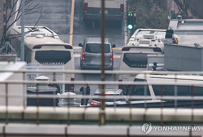 한남동 관저 출입구 통과하는 차량 (서울=연합뉴스) 서대연 기자 = 윤석열 대통령에 대한 체포영장 2차 집행이 임박했다는 전망이 나오는 가운데 14일 오전 차량 한 대가 서울 용산구 한남동 대통령 관저 출입구를 통과하고 있다. 2025.1.14 dwise@yna.co.kr