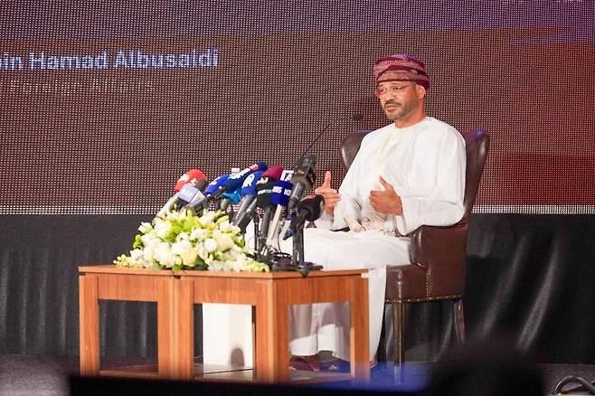 바드르 알부사이디 오만 외무장관 (무스카트=연합뉴스) 바드르 알부사이디 오만 외무장관이 9일 전 세계 기자들과 만난 자리에서 발언하고 있다. 2025. 1. 9. [오만 정부 제공. 재판매 및 DB 금지]