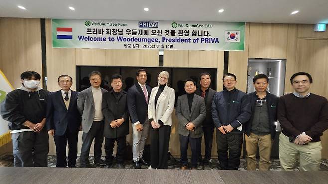 한국을 찾은 메이니 프린스(가운데) 프리바 회장이 14일 김호연(오른쪽 다섯번째) 우듬지팜 회장 등을 만나 협력방안을 논의한 후 기념사진을 촬영하고 있다. [사진=우듬지팜]
