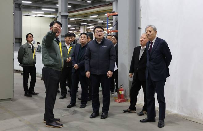 최남호 산업통상자원부 제2차관(가운데)이 15일 경기도 안산 (전력)차단기 제조 중소기업 비츠로이엠 본사에서 한국무역보험공사와 대한무역투자진흥공사, 대한전기협회 등 수출지원기관 관계자와 함께 이곳 생산 현장을 둘러보고 있다. (사진=산업부)