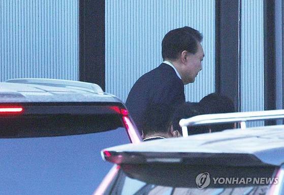 윤석열 대통령이 오늘(15일) 오전 경호를 받으며 경기도 과천에 위치한 고위공직자범죄수사처에 도착했다.〈사진=연합뉴스〉
