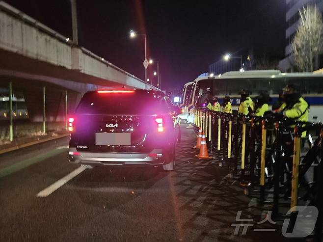 15일 오전 4시6분쯤 고위공직자범죄수사처(공수처) 차량이 서울 용산구 한남동 대통령 관저 앞에 도착했다.2024.1.15/장시온 기자