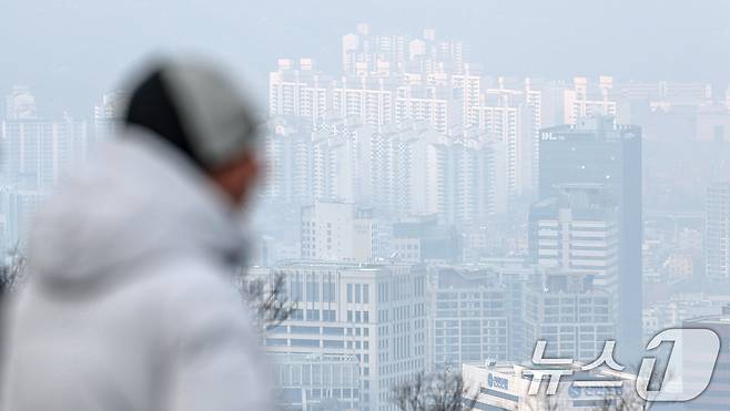 서울 중구 남산에서 바라본 시내 아파트 밀집 지역. 2025.1.6/뉴스1 ⓒ News1 민경석 기자