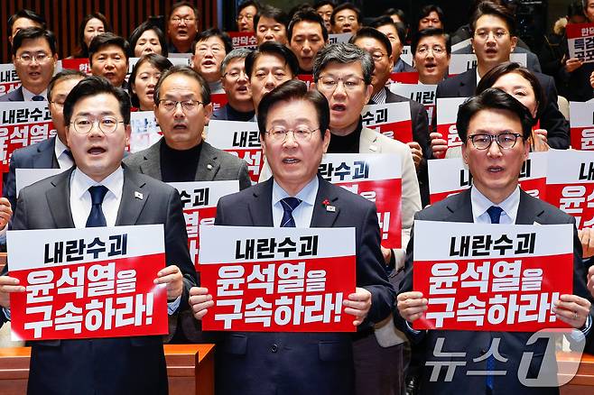 이재명 더불어민주당 대표(가운데) 2024.12.23/뉴스1 ⓒ News1 안은나 기자