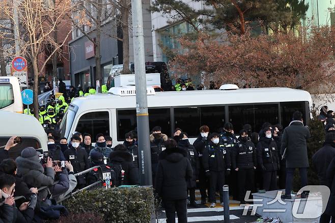 고위공직자범죄수사처와 경찰로 구성된 공조수사본부가 윤석열 대통령에 대한 2차 체포영장 집행에 돌입한 15일 오전 김성훈 경호처 차장을 태운 것으로 추정되는 미니버스가 서울 용산구 한남동 대통령 관저 정문을 통과하고 있다. 2025.1.15/뉴스1 ⓒ News1 송원영 기자