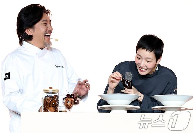 배우 김고은이 15일 오전 서울 영등포구 여의도 페어몬트 앰배서더 서울에서 열린 프리미엄 커피 브랜드 네스프레소의 신규 캠페인 론칭 행사에서 에드워드 리 셰프가 만든 디저트 위에 데코를 하고 있다. 2025.1.15/뉴스1 ⓒ News1 권현진 기자