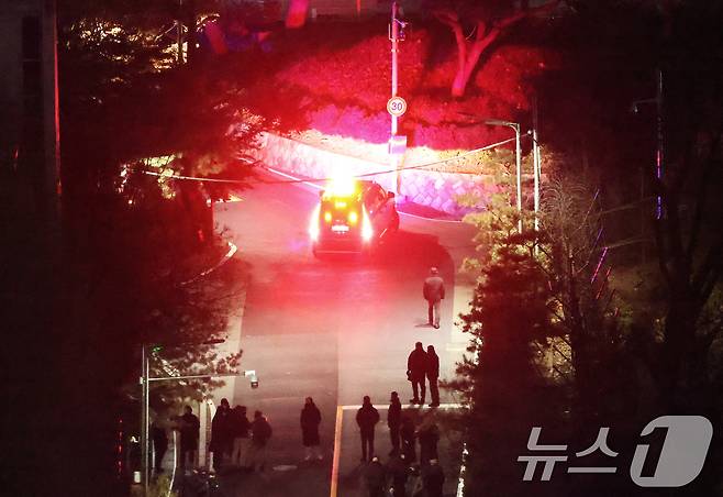 고위공직자범죄수사처와 경찰로 구성된 공조수사본부가 윤석열 대통령에 대한 2차 체포영장 집행에 나선 15일 오전 서울 용산구 한남동 대통령 관저 정문 진입로에서 경호차량이 분주히 이동하고 있다. 2025.1.15/뉴스1 ⓒ News1 오대일 기자