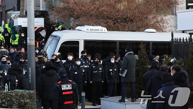 고위공직자범죄수사처와 경찰로 구성된 공조수사본부가 윤석열 대통령에 대한 2차 체포영장 집행에 돌입한 15일 오전 김성훈 경호처 차장을 태운 것으로 추정되는 미니버스가 서울 용산구 한남동 대통령 관저 정문을 통과하고 있다. 2025.1.15/뉴스1 ⓒ News1 송원영 기자