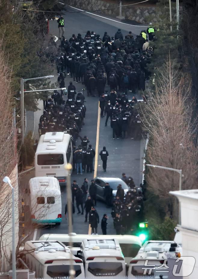 고위공직자범죄수사처와 경찰로 구성된 공조수사본부가 윤석열 대통령에 대한 2차 체포영장 집행에 돌입한 15일 오전 공수처 수사관들과 경찰 인력이 서울 용산구 한남동 대통령 관저 정문을 통과해 이동하고 있다. 2025.1.15/뉴스1 ⓒ News1 오대일 기자