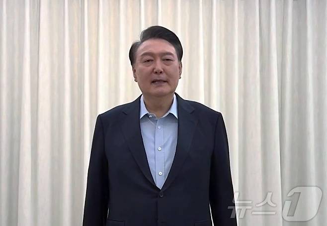 윤석열 대통령이 15일 오전 서울 용산구 한남동 관저에서 헌정사 첫 현직 대통령 체포영장 집행 직전 대국민 담화를 발표하고 있다. 윤 대통령은 "불미스러운 유혈사태를 막기 위해서 일단 불법 수사이기는 하지만 고위공직자범죄수사처(공수처) 출석에 응하기로 했다＂고 밝혔다. 다만 ＂제가 공수처의 수사를 인정하는 것은 아니다＂라고 강조했다. (대통령 법률대리인단 제공) 2025.1.15/뉴스1