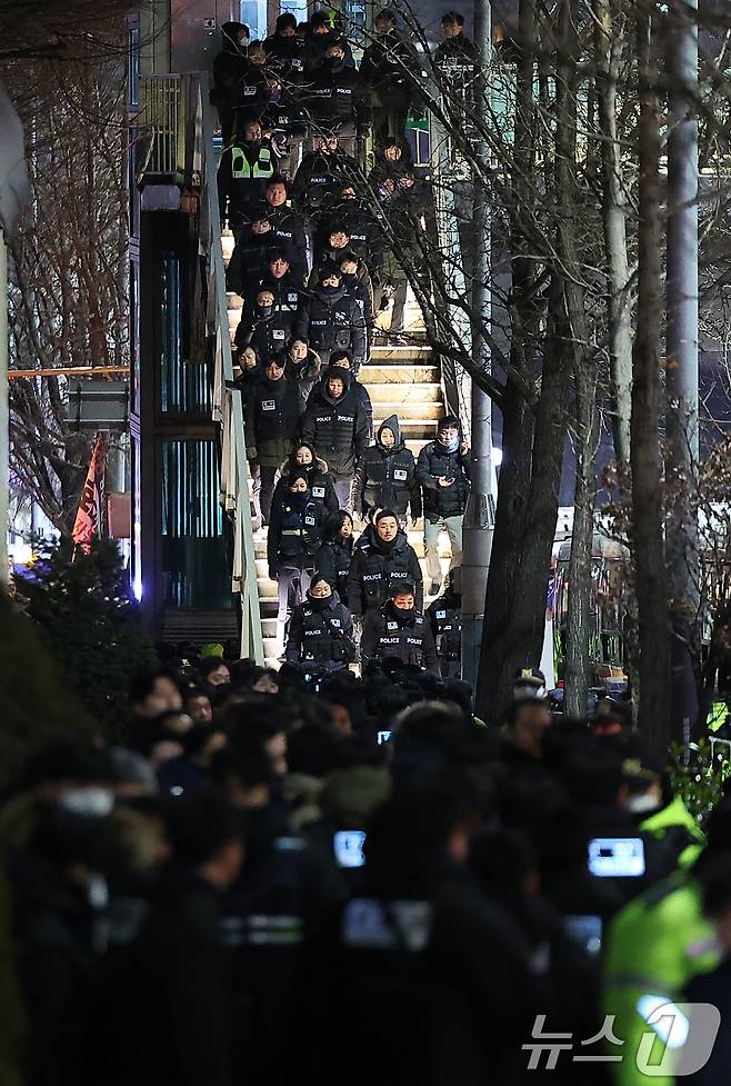 고위공직자범죄수사처(공수처)가 윤석열 대통령 2차 체포영장 집행에 나선 15일 오전 서울 용산구 한남동 대통령 관저로 형사들이 이동하고 있다. 2025.1.15/뉴스1 ⓒ News1 김진환 기자