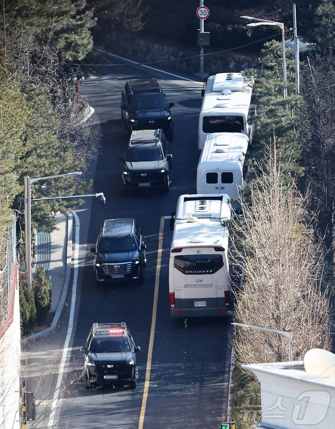 내란 우두머리 혐의로 체포된 윤석열 대통령을 태운 차량 행렬이 15일 오전 서울 용산구 한남동 대통령 관저를 빠져나와 과천 공수처 조사실로 향하고 있다. 2025.1.15/뉴스1 ⓒ News1 오대일 기자