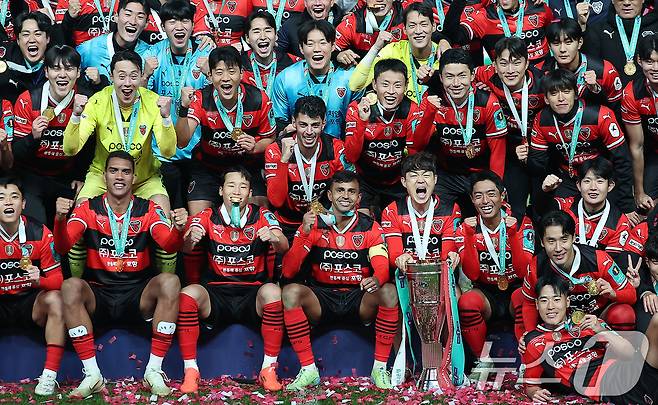 30일 오후 서울 마포구 서울월드컵경기장에서 열린 '2024 하나은행 코리아컵 결승전' 포항 스틸러스와 울산HD의 경기에서 연장 접전 끝에 3대1 승리를 거둔 포항 선수들이 시상식에서 기념 촬영을 하고 있다. 2024.11.30/뉴스1 ⓒ News1 김진환 기자