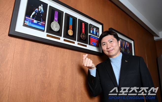 유승민 전 대한탁구협회장이 서울 서초구 개인사무실에서 진행된 스포츠조선과의 인터뷰에 앞서 포즈를 취하고 있다. 허상욱 기자 wook@sportschosun.com/2024.12.11/