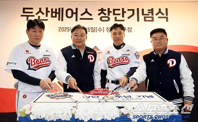 2025 두산베어스 창단기념식이 15일 잠실야구장에서 열렸다. 왼쪽부터 주장 양의지, 고영섭 대표이사, 이승엽 감독, 김태룡 단장이 창간 43주년 기념 케이크를 자르고 있다. 잠실=허상욱 기자 wook@sportschosun.com/2025.01.15/