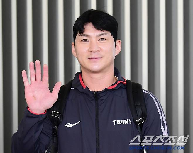 15일 인천공항 제1터미널에서 LG 트윈스 1차 선발대가 애리조나 스프링캠프를 위해 출국했다. 출국 앞두고 포즈 취하는 오지환. 인천=송정헌 기자songs@sportschosun.com/2025.01.15/