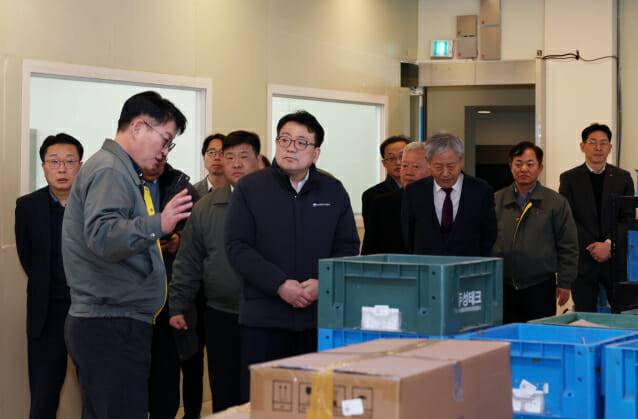 최남호 산업통상자원부 2차관(왼쪽 두 번째)이 15일 경기도 안산시에 위치한 K-그리드 차단기, 변압기 등을 제조하는 비츠로이엠을 방문, 박재철 비츠로이엠 상무(맨 왼쪽)로부터 회사 운영현황을 듣고 있다.