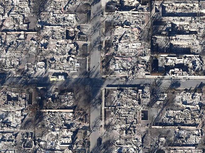 미국 서부 로스앤젤레스(LA) 지역의 대형 산불로 피해를 입은 주택가. 게티이미지연합뉴스