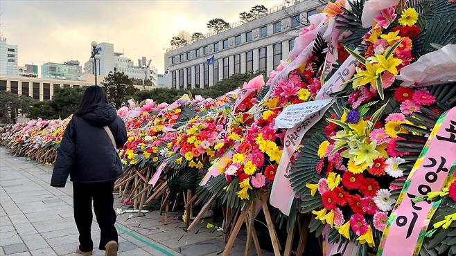 헌법재판소에도 담벼락을 따라 수백 개의 화환이 가득 들어차 있다