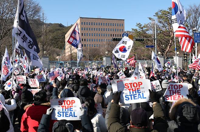 15일 오후 경기 과천시 정부과천청사 앞에서 보수단체 회원들이 윤석열 대통령 지지·응원 집회를 하고 있다. /뉴스1