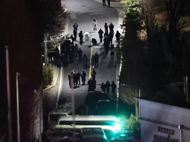 고위공직자범죄수사처(공수처)가 윤석열 대통령 2차 체포영장 집행에 나선 15일 오전 서울 용산구 한남동 대통령 관저 진입로에 경호처 직원들이 대기하고 있다. 사진=뉴스1