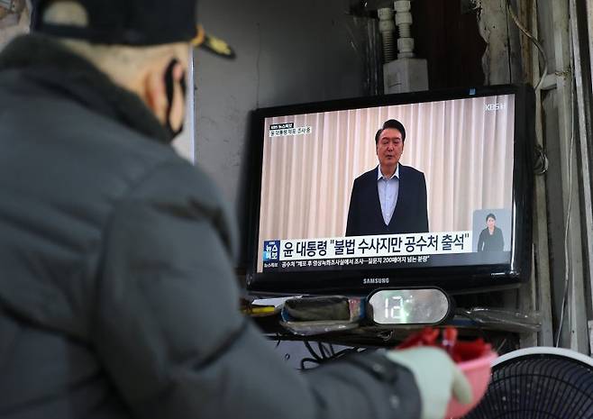 고위공직자범죄수사처와 경찰로 구성된 공조수사본부가 윤석열 대통령에 대한 2차 체포영장 집행한 15일 오후 서울 시내 전통시장에서 한 상인이 윤석열 대통령 체포 관련 뉴스를 시청하고 있다. /사진=뉴스1