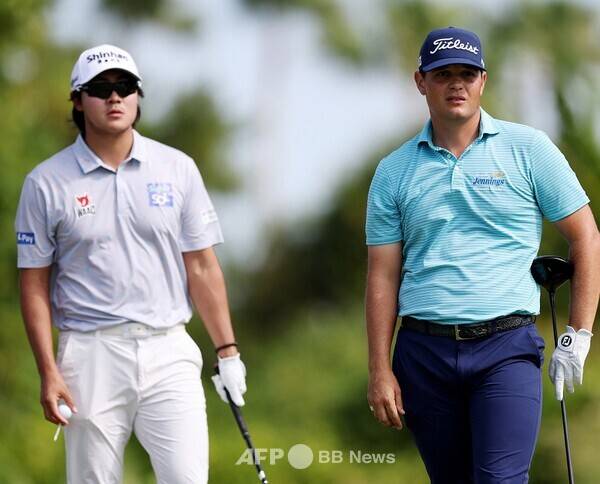 미국프로골프(PGA) 콘페리투어 2025시즌 개막전 바하마 골프 클래식에 출전한 김성현 프로와 사흘 연속 선두를 달린 존 밴더란이 3라운드에서 동반 경기하는 모습이다. 사진제공=ⓒAFPBBNews = News1