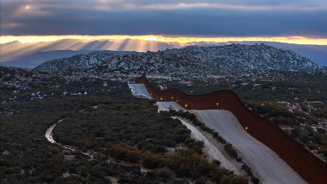 미국 캘리포니아 자쿠마 핫 스프링스 인근에 설치된 미국-멕시코 간 국경 펜스. 자쿠마 핫 스프링스/AFP 연합뉴스