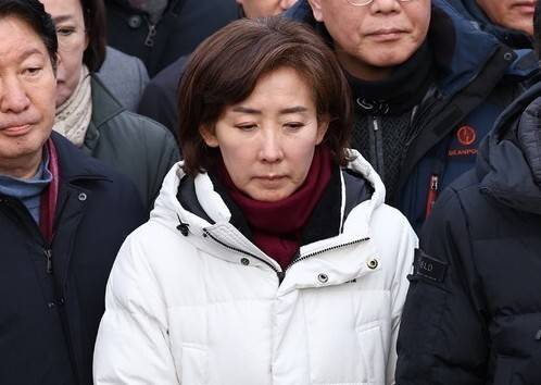 나경원 의원(가운데)을 비롯한 국민의힘 의원들이 지난 6일 오후 서울 용산구 대통령 관저 앞에서 입장발표를 하고 있다. 연합뉴스